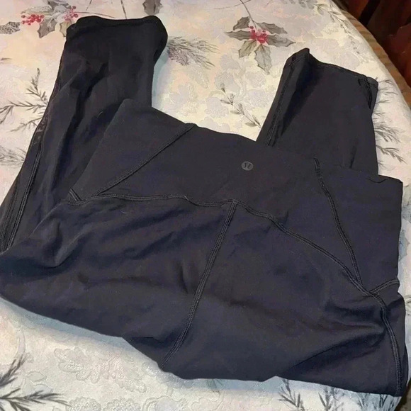 LULULEMON black crops size 8 - Picture 3 of 4